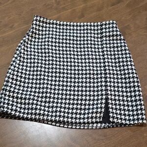 Old Navy Black and White Houndstooth Mini Skirt Size Small Preppy Warm Soft